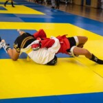Entraînement de boxe avec coach dans un gymnase