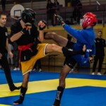 Combattant exécutant un coup de pied circulaire en kickboxing