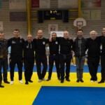 Entraînement intensif de boxe libre avec un sac de frappe