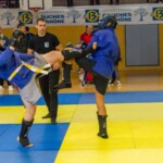 Combattant de MMA exécutant un takedown